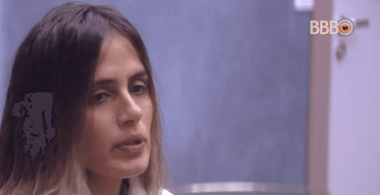 BBB19: Carol Peixinho se desespera, cai no choro e preocupa amigos durante festa