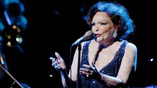 Corpo da atriz Bibi Ferreira começa a ser velado, gera grande comoção e é aberto ao público