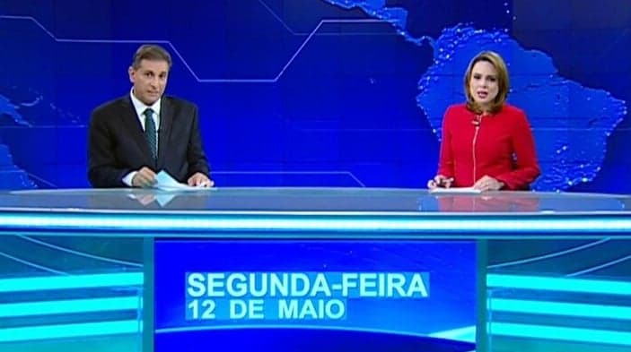 Extremamente atrasado, jornalismo do SBT tem imagem da década passada e é humilhado por rivais