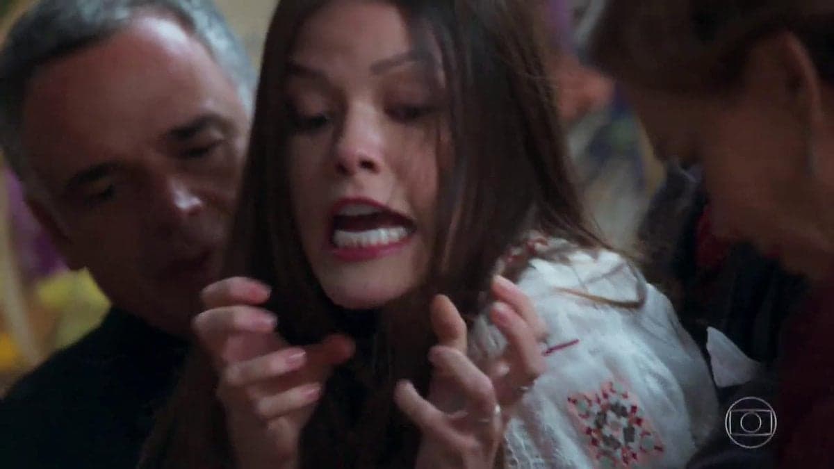Surto de Cris (Vitória Strada) em Espelho da Vida (Foto: Reprodução/ Globo) Surto de Cris (Vitória Strada) em Espelho da Vida (Foto: Reprodução/ Globo)
