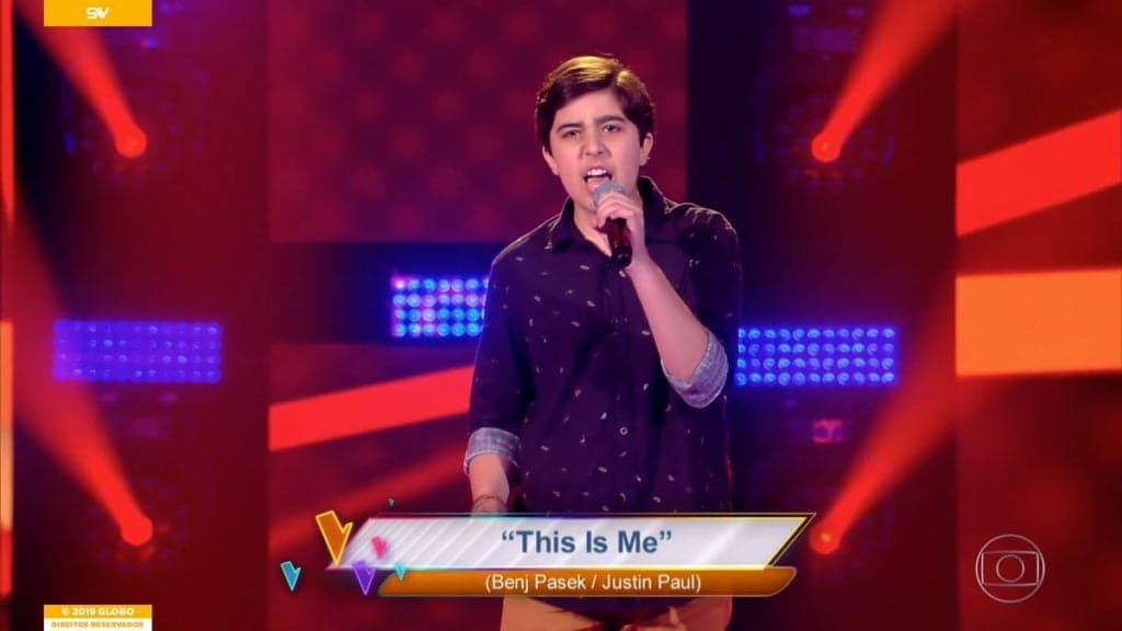 Participante do The Voice Kids choca ao cantar This is me e é apontado como vencedor pelo público