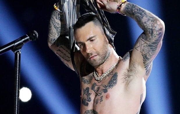 Adam Levine do Maroon 5 tira roupa no Super Bowl e cria polêmica