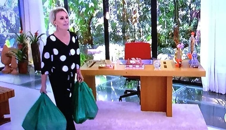 Ana Maria Braga se atrasa, aparece cheia de sacolas ao vivo e o Louro pergunta: "Agora?"