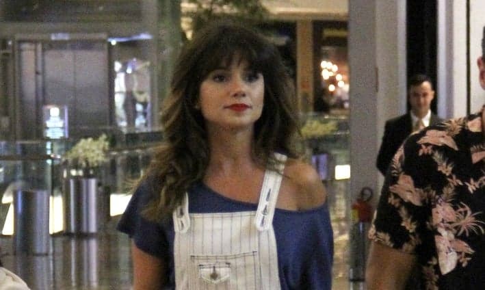Paula Fernandes é flagrada no shopping e atitude deixa os fotógrafos em choque