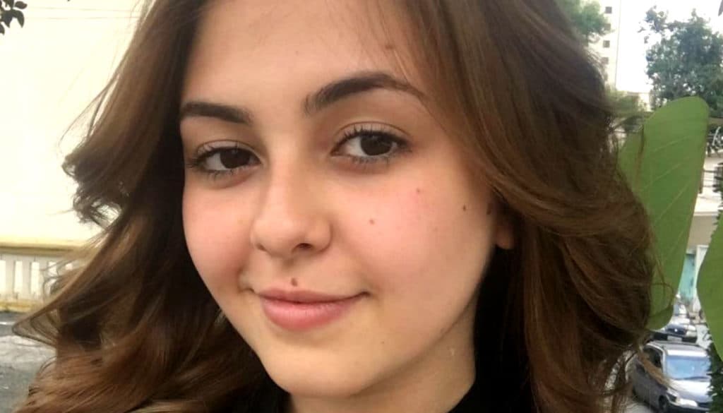 Klara Castanho surge com barriga à mostra e forma física surpreende