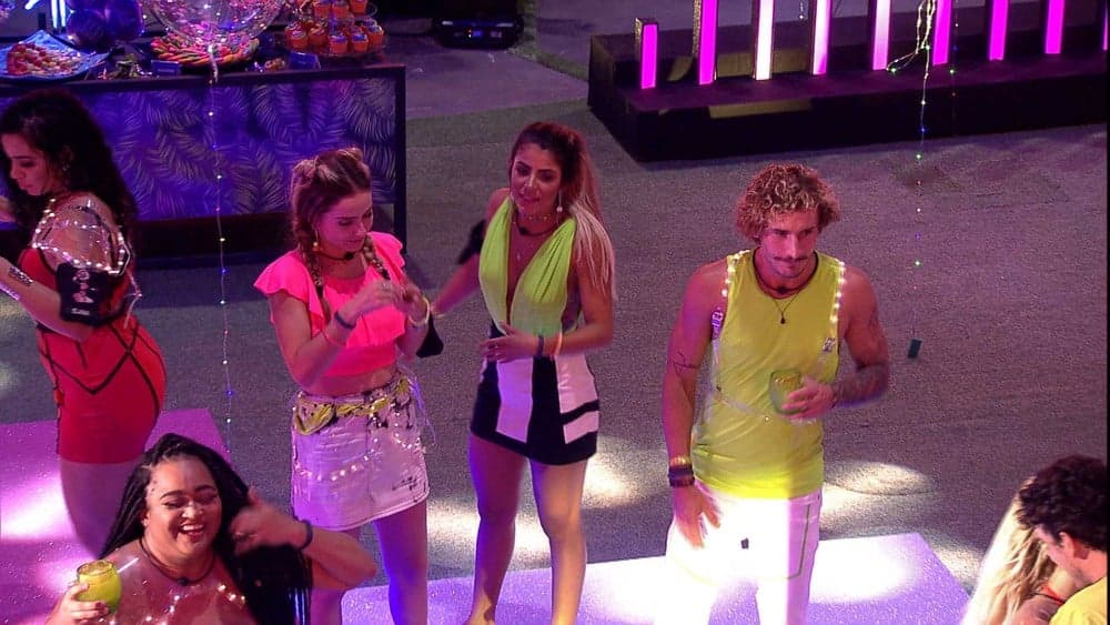 BBB19: Festa Neon é marcada por nova DR entre Maycon e Isabella