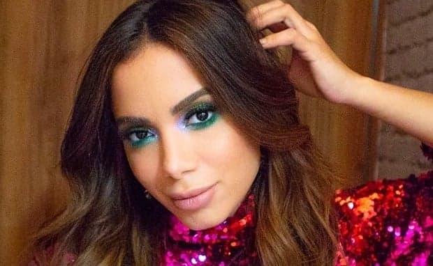 Anitta aparece com marcas roxas pelo corpo, revela motivo e choca