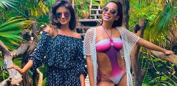 De maiô ousado, Anitta encontra Paula Fernandes no México e dança 'Terremoto'