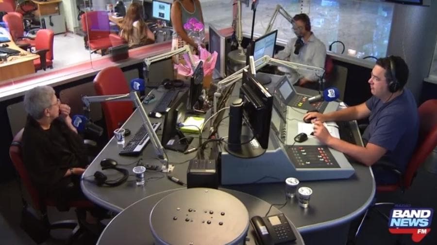 Jornalista que dividia a bancada  com Boechat se emociona ao falar do encontro com as filhas do âncora