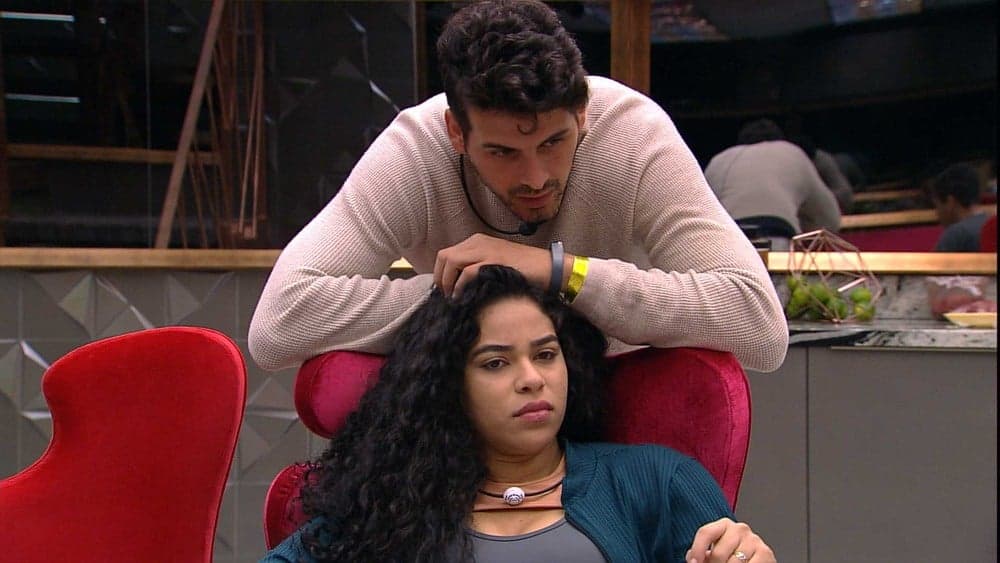 Inseguro e infantil, Maycon continua usando Elana para fazer ciúmes para Isabella no BBB