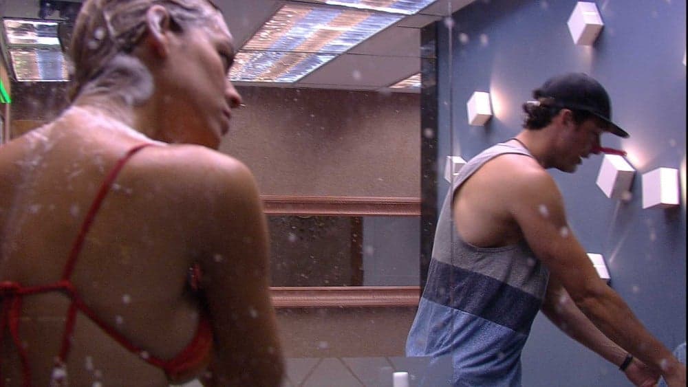 BBB19: Maycon observa Isabella tomando banho e faz revelação sobre seu corpo
