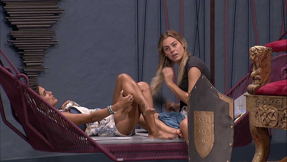 BBB19: Carolina se irrita, dá um basta e corta fala de Isabella