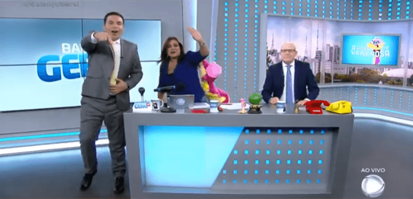 Apresentadores "abandonam" programa, jornalista fica perdido e erra ao anunciar novela da Record ao vivo