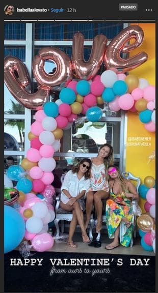 Bia Bonemer ao lado de suas amigas (Foto: Reprodução/ Instagram)