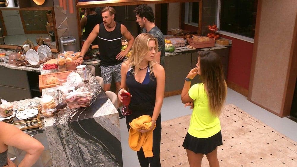 BBB19: Produção intervém e anuncia punição coletiva após confinados mandarem beijos para câmera