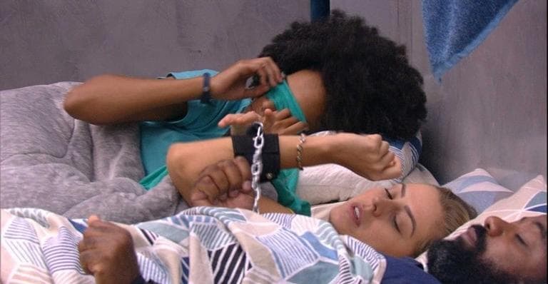 BBB19: Isabella, uma das mais incomodadas com o ronco no BBB, fica acorrentada ao lado de Rodrigo