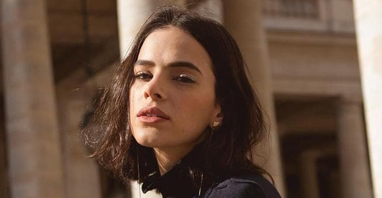Com blusa transparente, Bruna Marquezine mostra demais e público reage