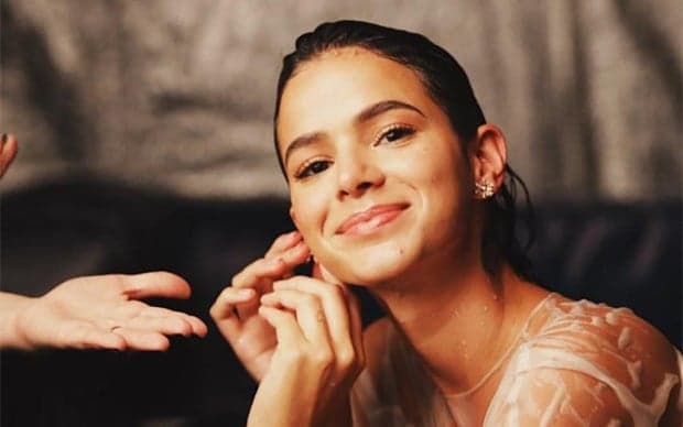 Poderosa, Bruna Marquezine aposta em look caríssimo e valor choca