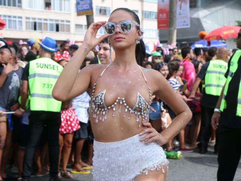 Bruna Marquezine aceita convite para ser musa de badalado camarote na Marquês de Sapucaí