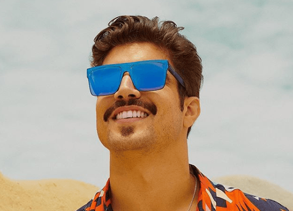 Caio Castro escolhe saia e cropped para aproveitar o Carnaval com os amigos e choca internautas