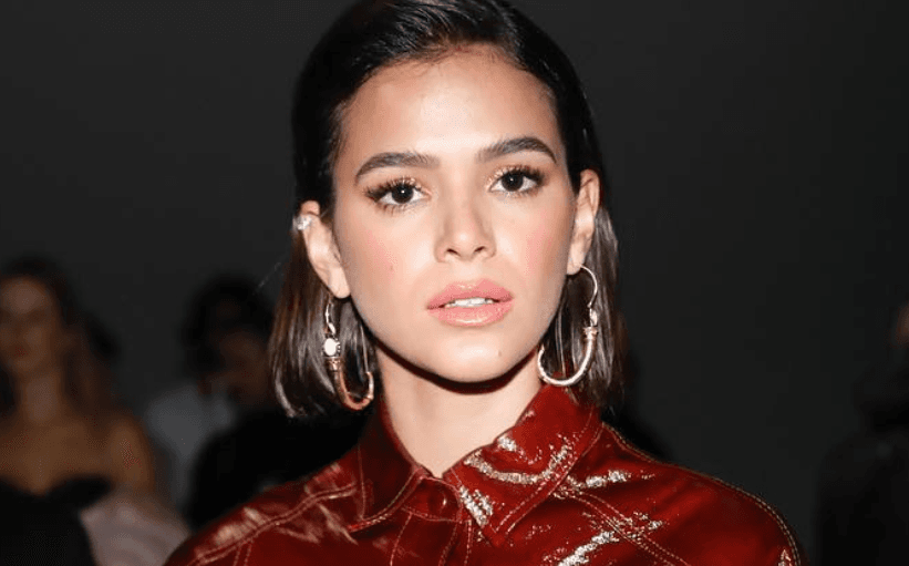 Bruna Marquezine se explica sobre adotar pet fora do Brasil