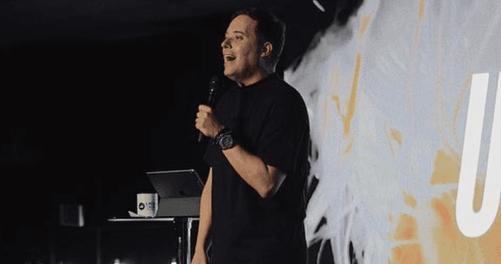 André Valadão comercializa "cartão de crédito de Deus" na igreja e é massacrado pelos fiéis
