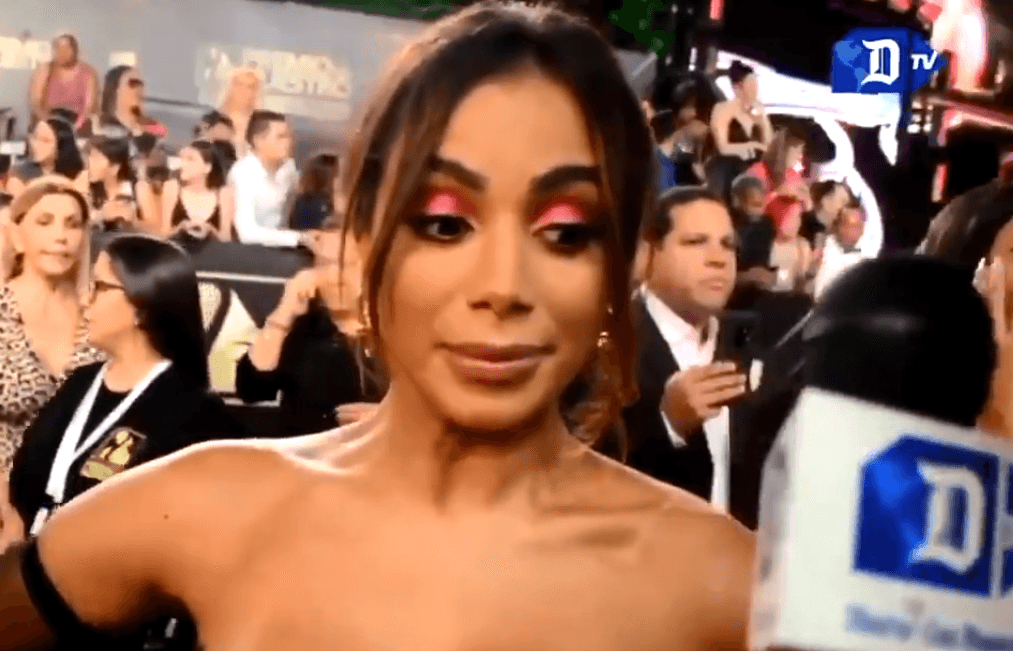 Anitta derrapa no espanhol, passa vergonha no exterior e todo mundo cai na gargalhada