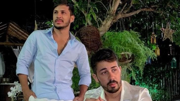 Carlinhos Maia é surpreendido pelo noivo durante show e cai no choro