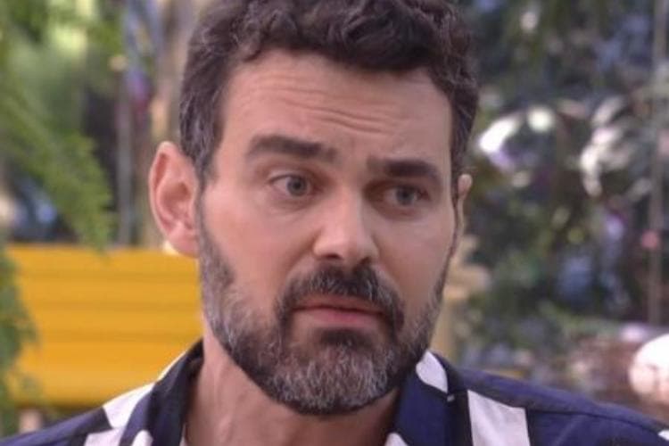 Ator da Globo Carmo Dalla Vecchia nega fogo para fã em hotel e mulher vai aos prantos