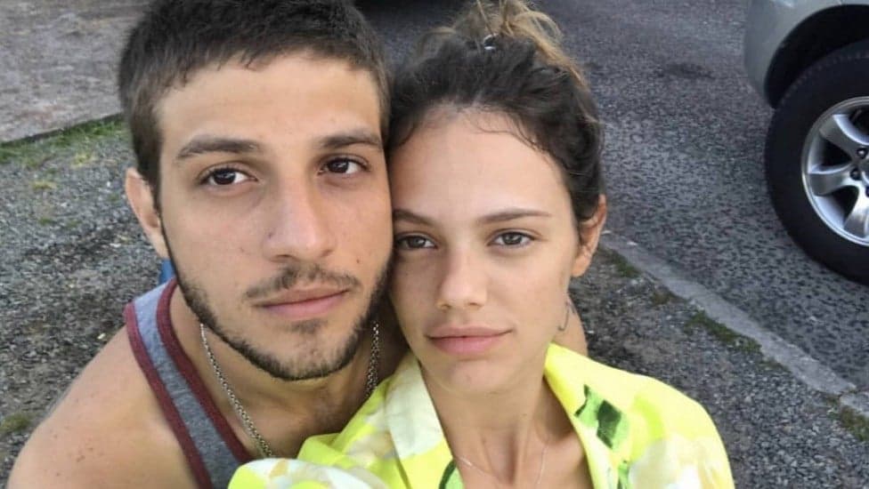 Laura Neiva posa ao lado de Chay Suede, ator faz algo inesperado e detalhe rouba a cena