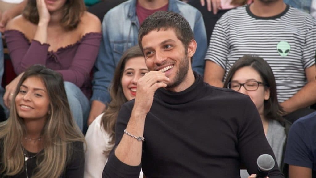Chay Suede ignora Record e revela que Globo salvou a sua vida em 2014