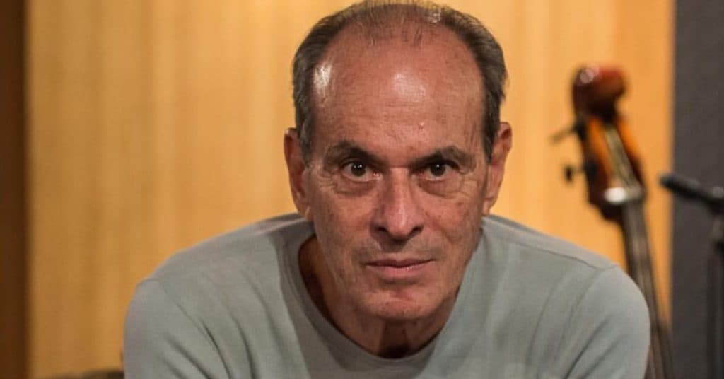 Ney Matogrosso surge completamente nu, choca os fãs e detalhe chama atenção