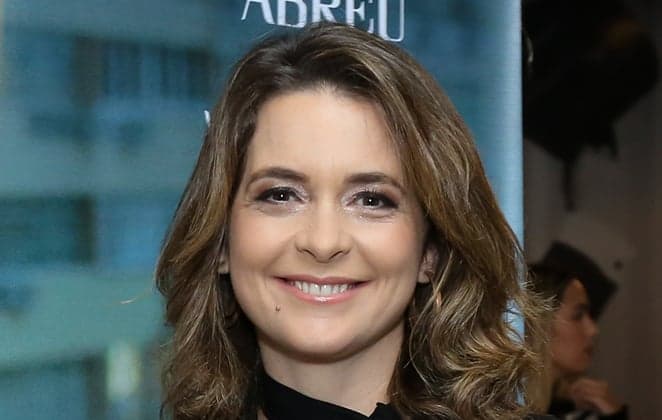 Claudia Abreu quebra protocolo, exibe foto rara da filha e herdeira reage