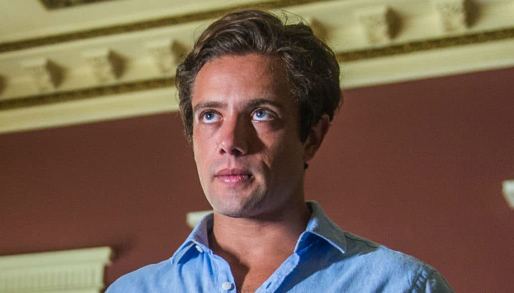 Em Espelho da Vida, Daniel descobre a verdade sobre Julia Castelo