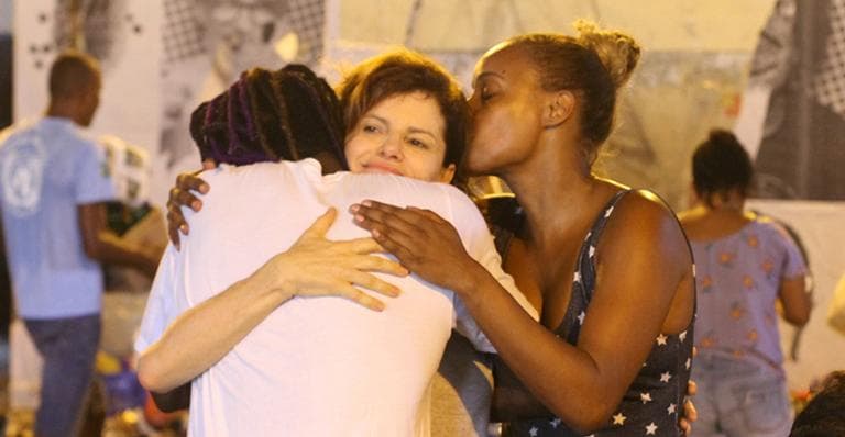 Débora Bloch se comove com as vítimas do temporal que atingiu o Vidigal e faz visita à comunidade