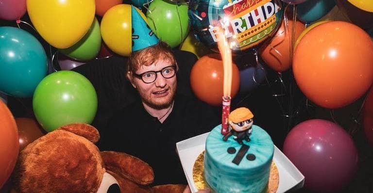No Brasil, Ed Sheeran comemora aniversário em pizzaria e deixa funcionários chocados com atitude