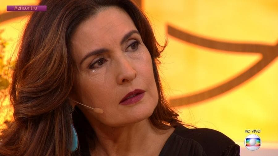 Fátima Bernardes fica extremamente emocionada e cai no choro ao vivo com vítima de abuso sexual