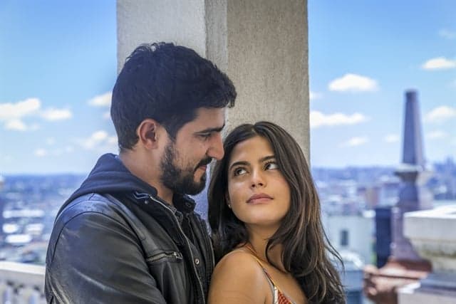 Jamil (Renato Góes) e Laila (Julia Dalavia) em Órfãos da Terra (Foto: Globo/Paulo Belote)