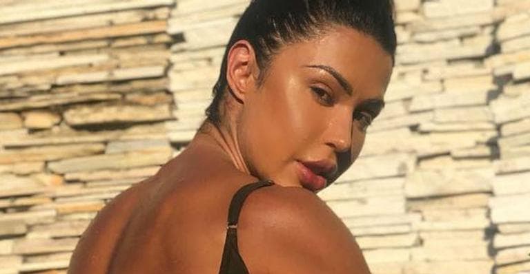 Esposa do cantor Belo, Gracyanne Barbosa exibe boa forma em aula de pole dance