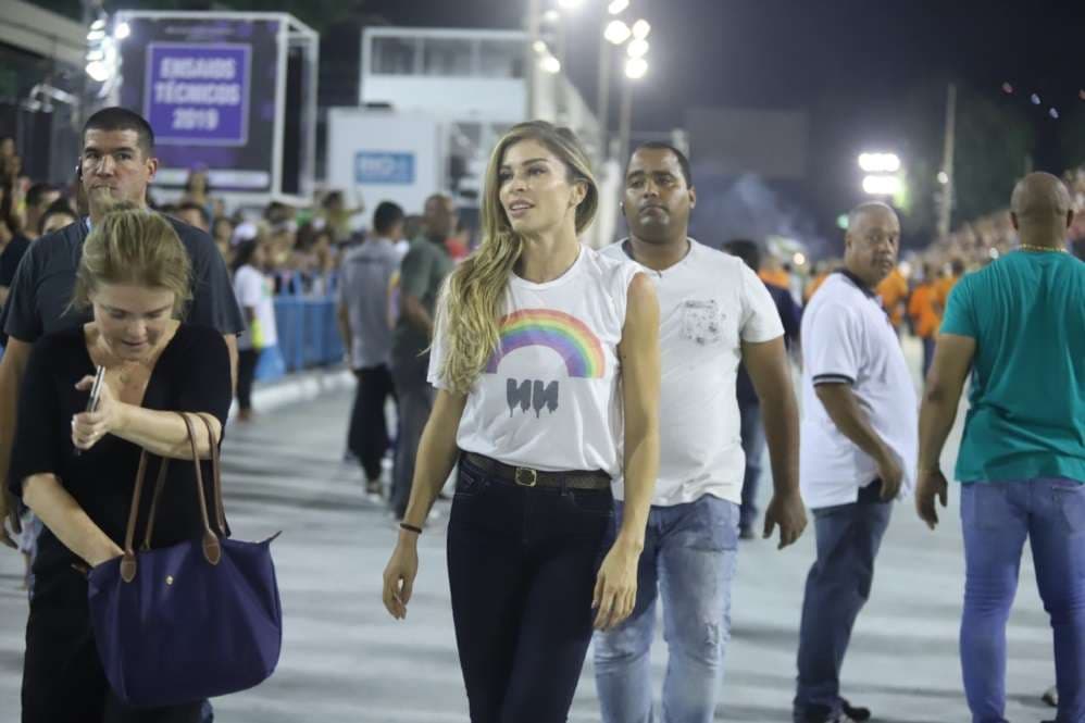 Globo coloca Grazi Massafera para trabalhar durante desfile e ela surge brigando