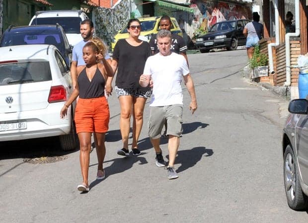 Luciano Huck se sensibiliza com as vítimas das enchentes do morro do Vidigal e visita a comunidade