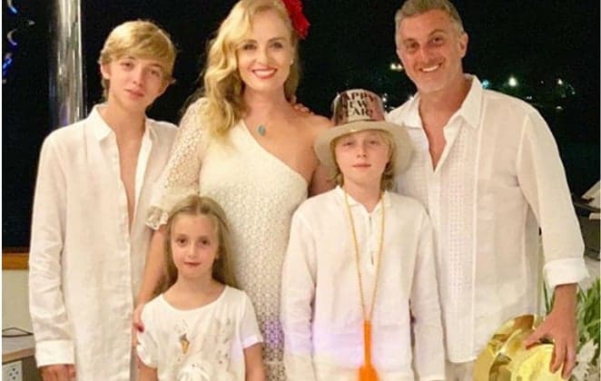 Cheia de estilo, filha de Luciano Huck e Angélica rouba a cena e dá o que falar com look