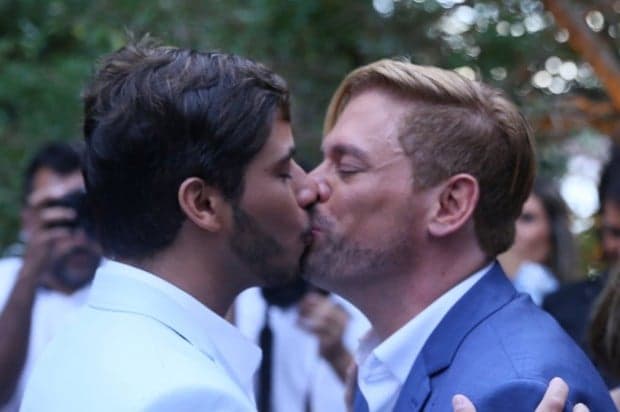 Casamento de Bruno Chateaubriand e Diogo Bocca é marcado pela presença de inúmeros famosos; confira fotos