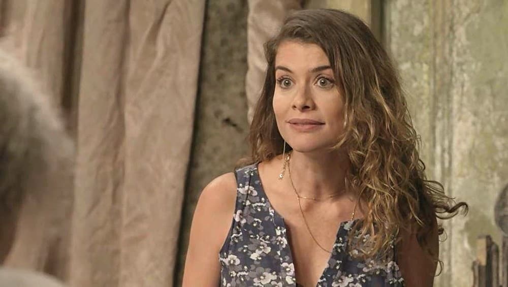 Espelho da Vida: Isabel implora para não ser presa, humilha a mãe e o pior acontece