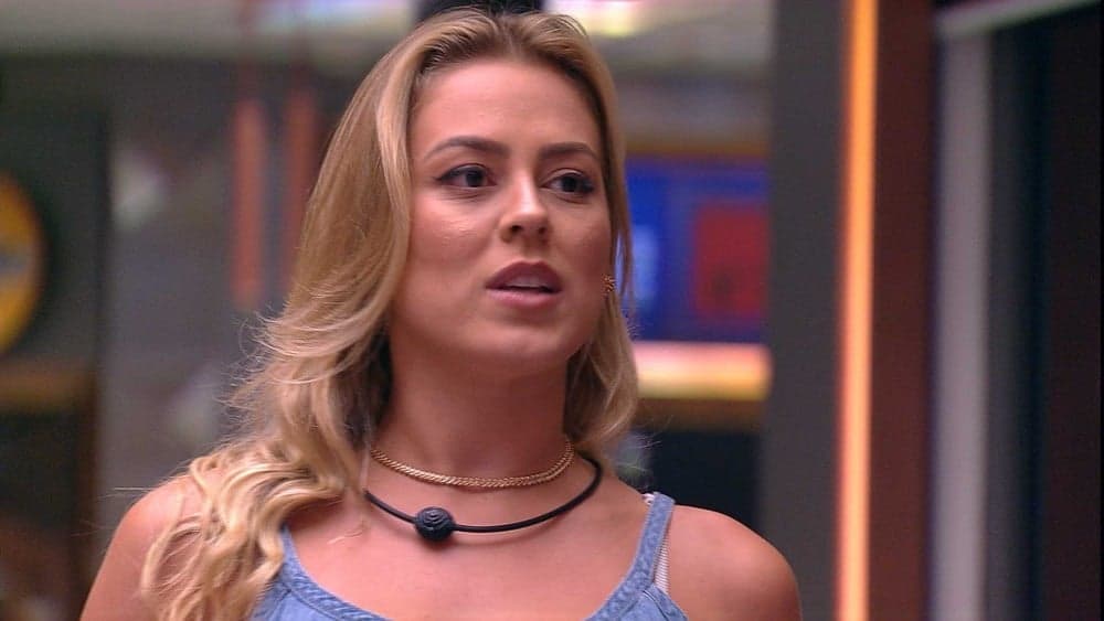 Após deixar BBB19, Isabella fecha primeiro contrato publicitário e ostenta corpo de biquíni