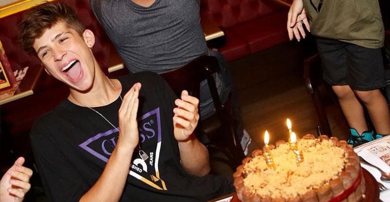 João Guilherme celebra a chegada dos 17 anos com amigos e a família em jantar especial