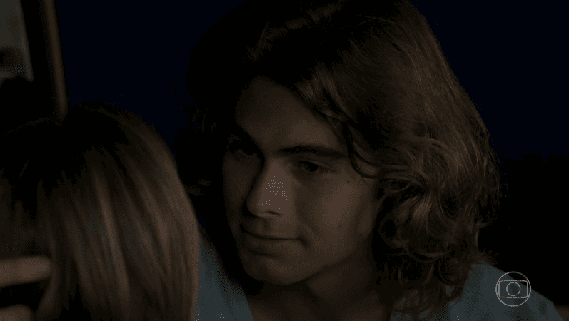 Verão 90: João transa com Manu, foge de flagra e se dá mal