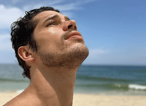 José Loreto deixa o Brasil, vê Debora Nascimento ficando com mulher, suplica e faz pedido desesperador