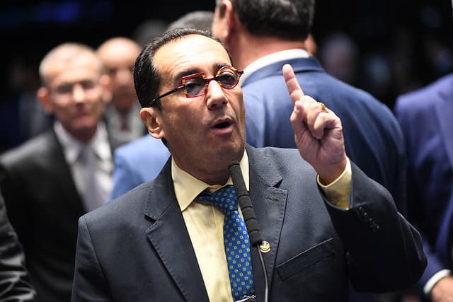 Ex-apresentador Jorge Kajuru revela segredo cabeludo de infância e dispara: "Apanhei demais"