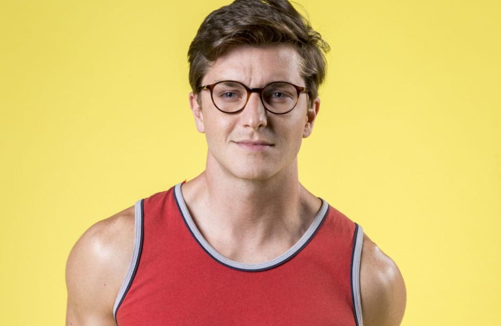 Verão 90: Patrick fica drogado e faz show de arrepiar
